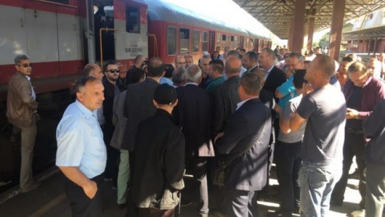 Ndërpritet për një orë qarkullimi i trenave nga punëtorët e Trainkos