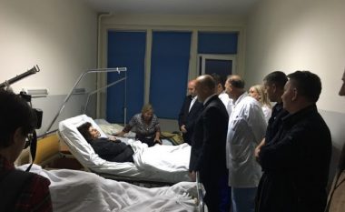 Haradinaj viziton të lënduarit në Spitalin e Pejës