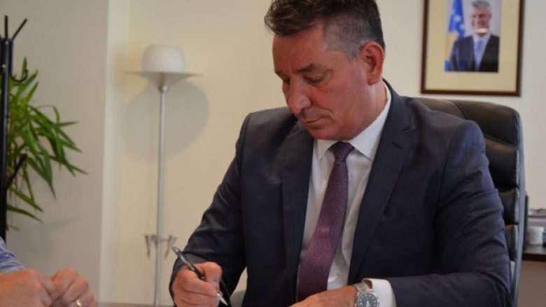 Pal Lekaj nënshkruan tri Udhëzime Administrative për autoshkolla