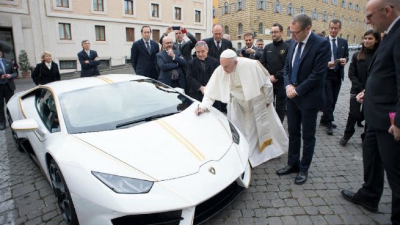 Lamborghini i Papës shitet për bamirësi