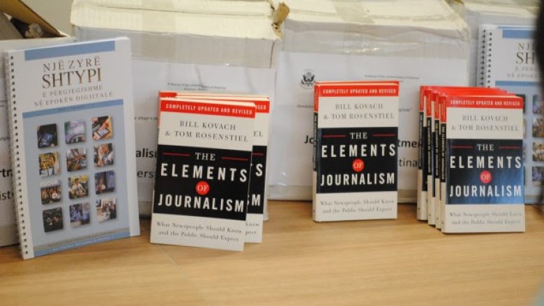 Departamentit të Gazetarisë i dhurohen 560 libra