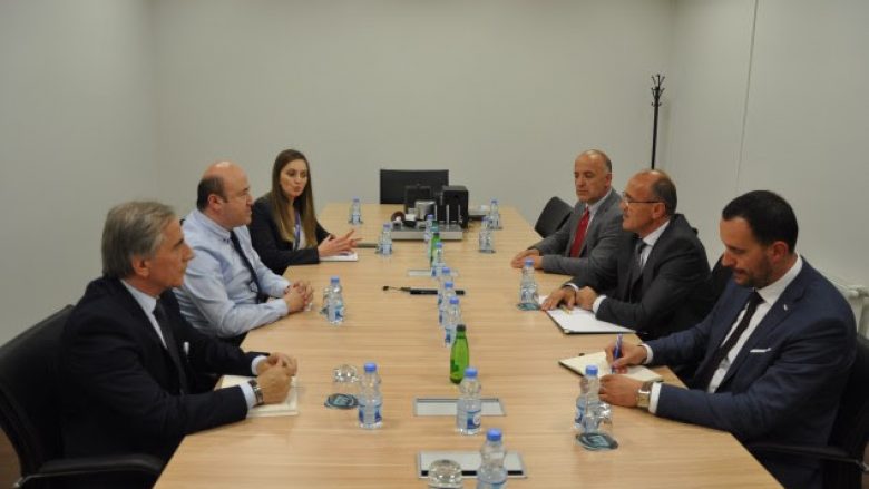 Ministri Gashi vizitoi Aeroportin Ndërkombëtar të Prishtinës