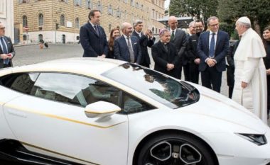 Papa shet Lamborghinin për bamirësi