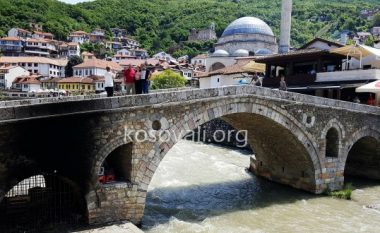 Digjet një pjesë e Urës së Gurit në Prizren