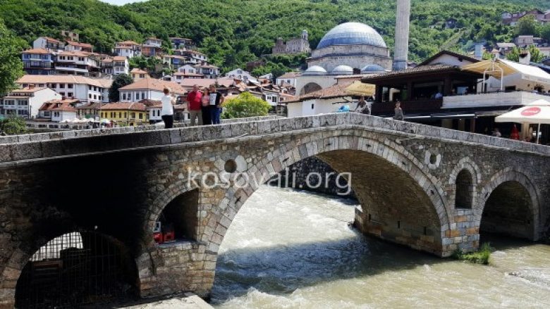 Digjet një pjesë e Urës së Gurit në Prizren