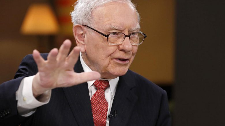 Warren Buffett thotë se janë tri mënyra për t’u bërë i varfër: alkooli, zonjat dhe huamarrja