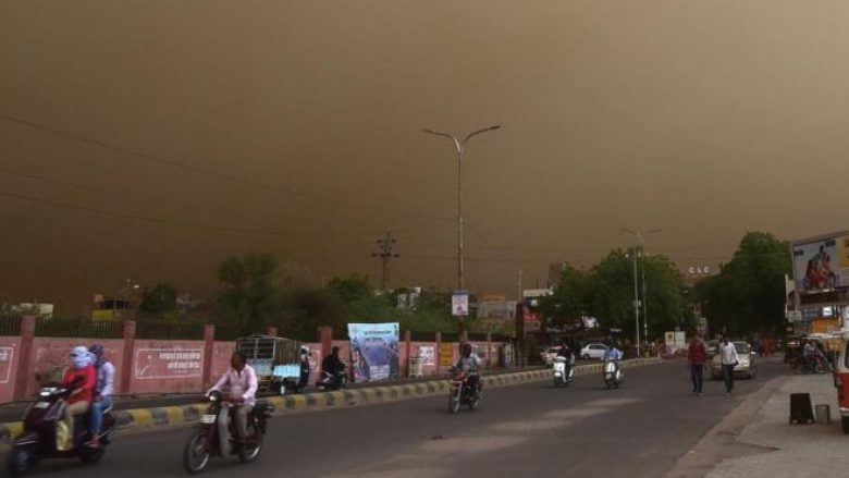 Stuhi të fuqishme të pluhurit, të paktën 74 të vdekur në Indi