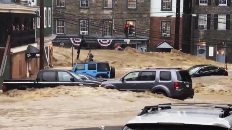 Pasojat e motit të keq, rrugët shndërrohen në “lumenj të rrëmbyer” në Ellicott City, Maryland (Video)