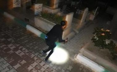 Vajza misterioze qan disa net në një varrezë në Turqi – për të zgjidhur sekretin e ngjarjes vendosen kamera dhe angazhohet policia (Foto)