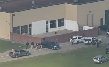 Të shtëna armësh në një shkollë në Teksas (Video)