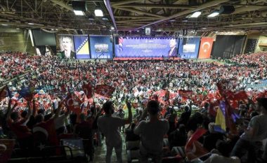 Mijëra turq nga vendet evropiane presin ardhjen e Erdoganit në sallën Zetra