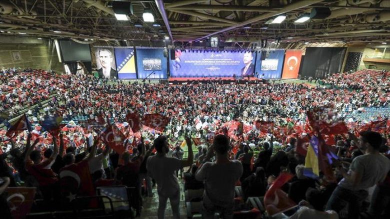 Mijëra turq nga vendet evropiane presin ardhjen e Erdoganit në sallën Zetra