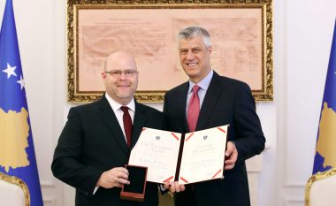Presidenti dekoroi Jeffrey Hovenier me Medaljen Jubilare Presidenciale