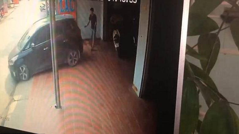 Deshi ta ndihmon gruan ta parkon veturën, ajo humbi kontrollin dhe e shtypi për muri – shpëton mrekullisht burri (Video, +16)