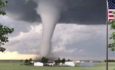 Tornadoja që shkakton erëra të forta që lëvizin me 250 kilometra në orë prekë SHBA-të, qytetarët filmojnë gjithçka (Video)