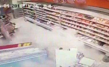Shembet dyshemeja e marketit, klientët i shpëtojnë më të keqes – kamerat filmojnë gjithçka (Video)