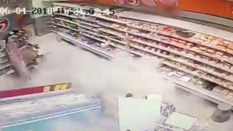 Shembet dyshemeja e marketit, klientët i shpëtojnë më të keqes – kamerat filmojnë gjithçka (Video)