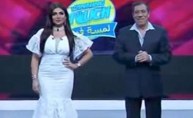 Shikuesit ankohen për veshjen e saj të “papërshtatshme”, prezantuesja e Kuvajtit pushohet nga puna (Foto/Video)