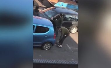 Rrahje masive në qendër të qytetit në mes të ditës, viktimën e godasin me tulla në kokë (Video, +18)
