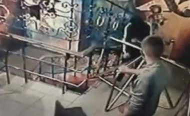 I riu hedh granatën e dorës brenda klubit të natës, tetë persona plagosen – kamerat e sigurisë filmojnë gjithçka (Video)