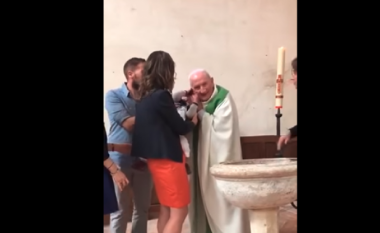 Prifti humb durimin gjatë pagëzimit të foshnjës, e godet me shuplaka vetëm pse nuk ndalej duke qarë (Video, +16)