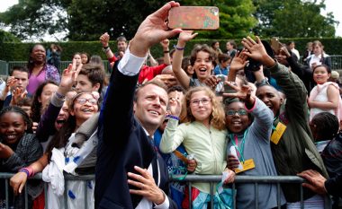 Presidenti francez, adoleshentit që i drejtohet me nofkën "Manu": Më quaj zotëri president (Video)
