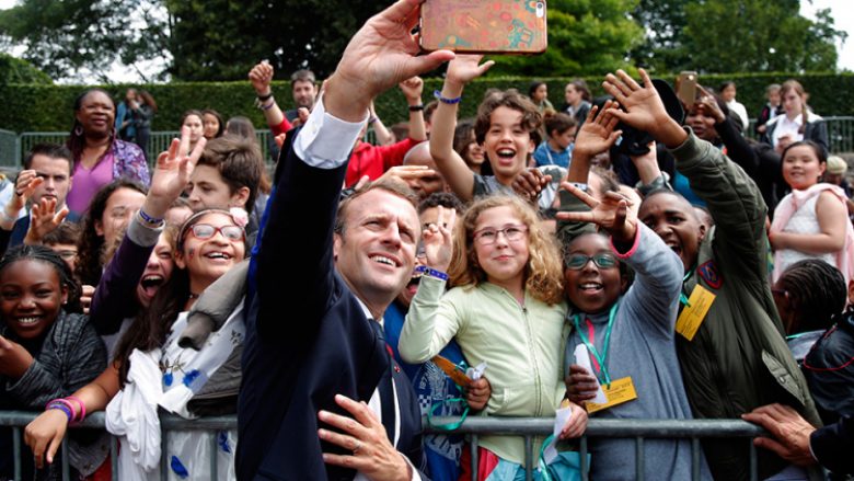 Presidenti francez, adoleshentit që i drejtohet me nofkën “Manu”: Më quaj zotëri president (Video)