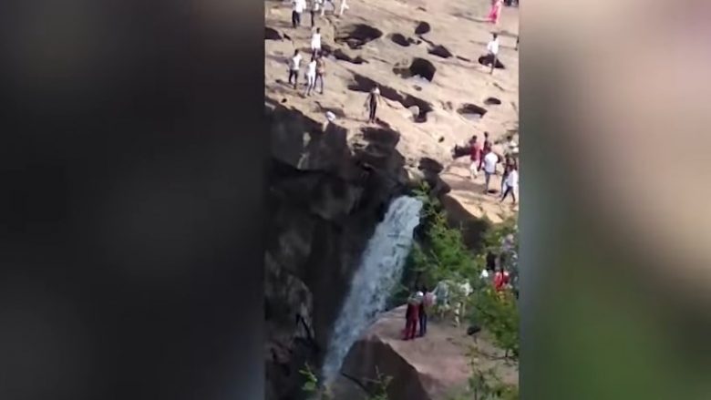 Indiani i dehur humb jetën derisa po bënte selfie, bie nga ujëvara 50 metra e lartë (Video, +16)