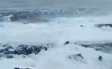 Po shijonin bukuritë e plazhit indian, turisti përplaset për vdekje në shkëmbinj nga vala e madhe (Video)
