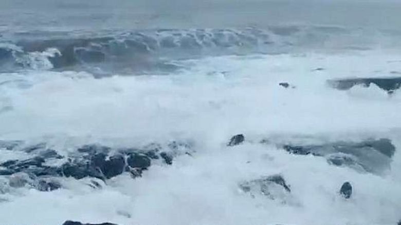 Po shijonin bukuritë e plazhit indian, turisti përplaset për vdekje në shkëmbinj nga vala e madhe (Video)