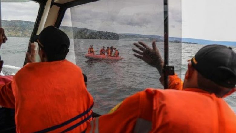 180 të zhdukur pas mbytjes së një anijeje në Indonezi
