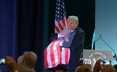 Donald Trump përqafon flamurin amerikan, turma e duartroket (Video)