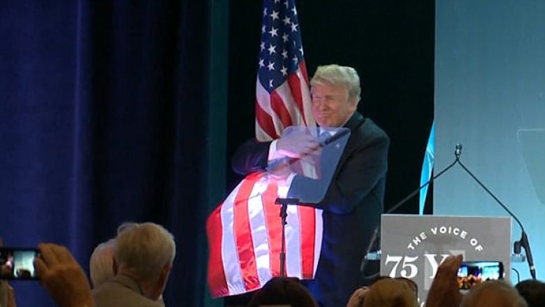 Donald Trump përqafon flamurin amerikan, turma e duartroket (Video)