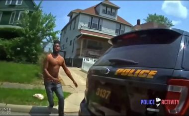 Edhe pse e qëllojnë me revole, arrin të ngritet në këmbë dhe t’i rrah policët amerikanë (Video, +18)
