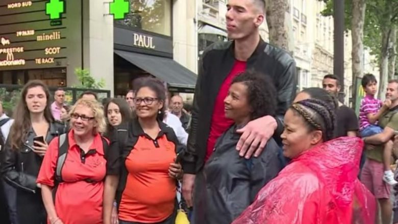 “Gjigantët” takohen në Paris: Meshkujt më të gjatë në botë shëtisin nëpër qytet, disa prej tyre e kanë 68 numrin e këmbës (Video)