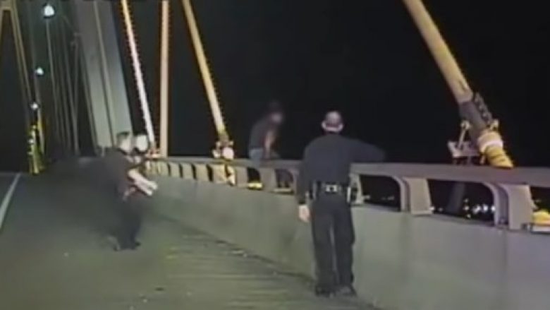Deshi të bëjë vetëvrasje duke tentuar të hidhet nga ura, policia e shpëton në momentet e fundit (Video)