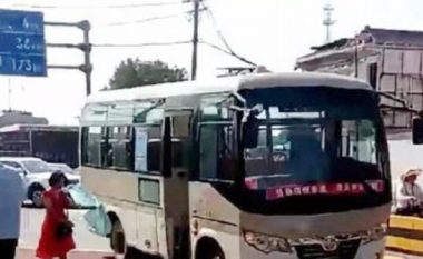 Ther me thikë pasagjerët brenda dhe jashtë autobusit, plagosen 10 persona – arrestohet sulmuesi kinez (Video, +18)