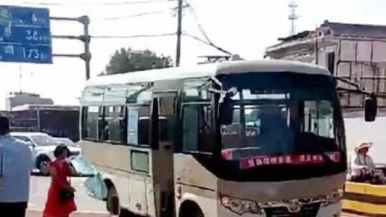 Ther me thikë pasagjerët brenda dhe jashtë autobusit, plagosen 10 persona – arrestohet sulmuesi kinez (Video, +18)