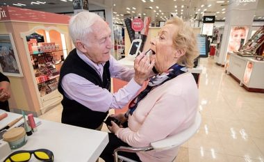 Edhe pse 84-vjeç, filloi të ndjek kursin për grim për ta zbukuruar gruan që po humb të pamurit (Video)