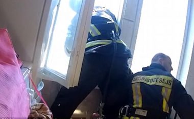 Kërcen nga kati i katërt, zjarrfikësi që qëndronte në katin e tretë e shpëton burrin nga më e keqja (Video)