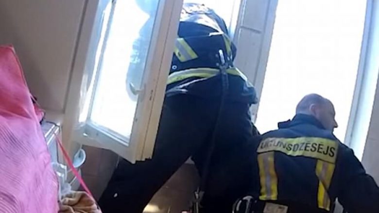 Kërcen nga kati i katërt, zjarrfikësi që qëndronte në katin e tretë e shpëton burrin nga më e keqja (Video)