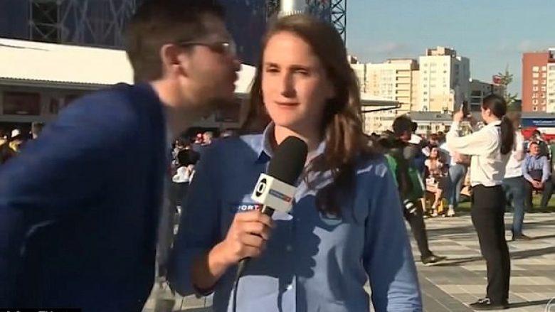 Gazetarja i jep leksion tifozit, që tenton ta puthë gjatë transmetimit live (Video)