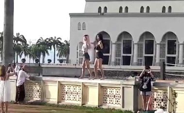 Pas publikimit të videos së turisteve të veshura me “rroba dhe vallëzim provokues” para xhamisë, autoritet në Malajzi ua ndalojnë vizitat turistëve (Video)