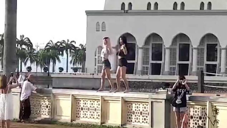 Pas publikimit të videos së turisteve të veshura me “rroba dhe vallëzim provokues” para xhamisë, autoritet në Malajzi ua ndalojnë vizitat turistëve (Video)