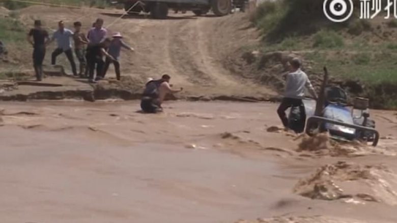 Zjarrfikësit kinezë rrezikojnë jetën që ta shpëtojnë çiftin bashkëshortor, që kishin ngecur në ujërat e rrëmbyeshëm (Video)