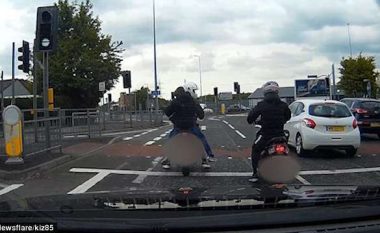 Vozisnin pa kontroll, policët anglezë rrëzojnë të rinjtë nga motoçikletat dhe i arreston
