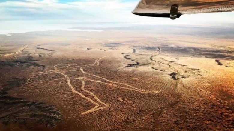 Biznesmeni ofron 3 mijë euro shpërblim, për personin që zgjidh misterin e veprës artistike në shkretëtirën e Australisë (Foto/Video)