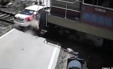Momenti kur treni godet veturën që kalon në të kuqen në Kinë (Video)