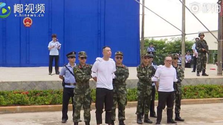 Dilerët e drogës dënohen me vdekje nga gjykata kineze, në prezencë të qindra qytetarëve (Video)