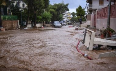 Reshjet e shiut “paralizojnë” Athinën (Foto)